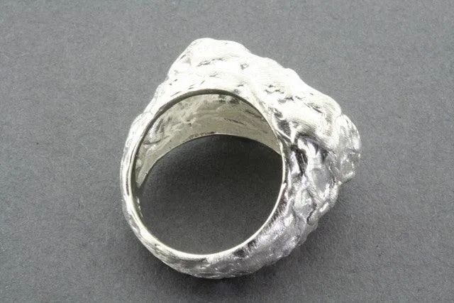 textured signet ring