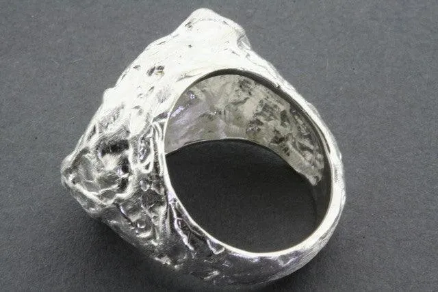 textured signet ring
